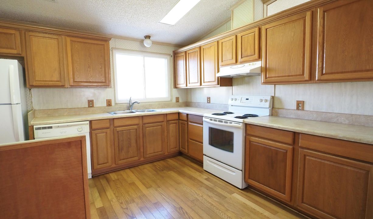 Active With Contract: $87,500 (2 beds, 2 baths, 1338 Square Feet)