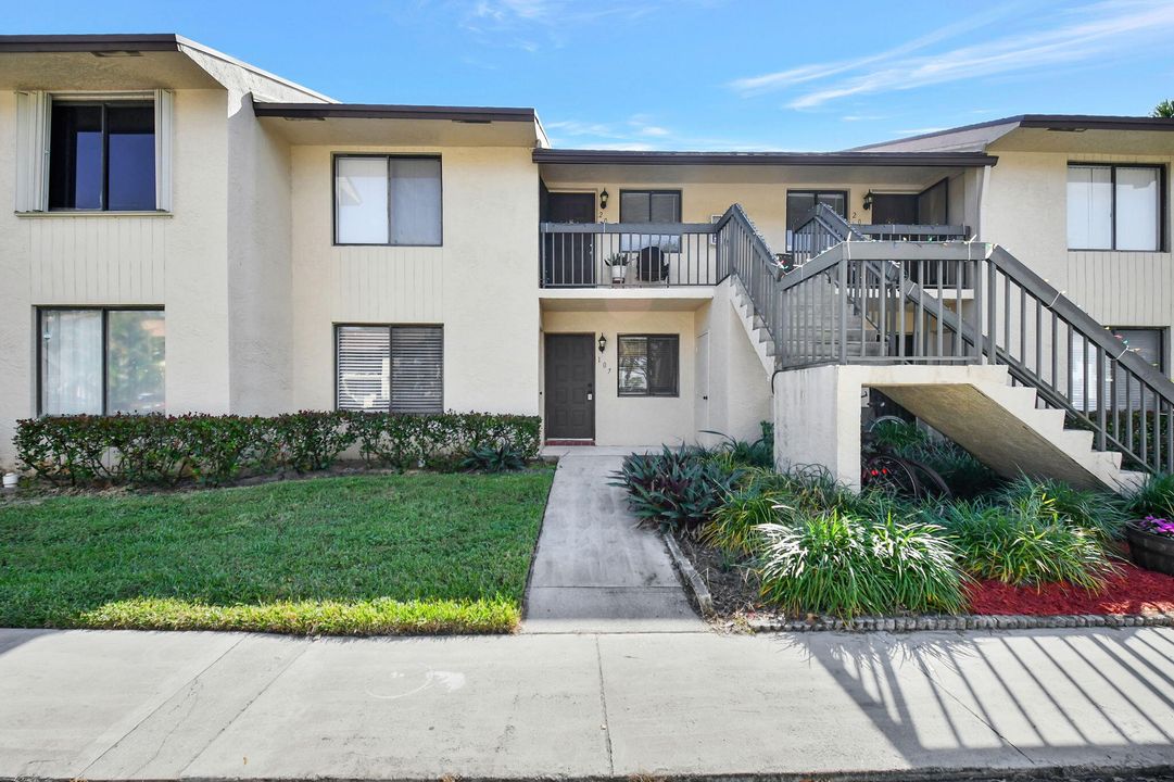 Active With Contract: $2,250 (2 beds, 2 baths, 950 Square Feet)