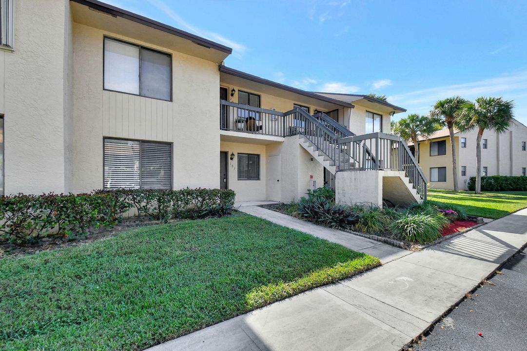 Active With Contract: $2,250 (2 beds, 2 baths, 950 Square Feet)