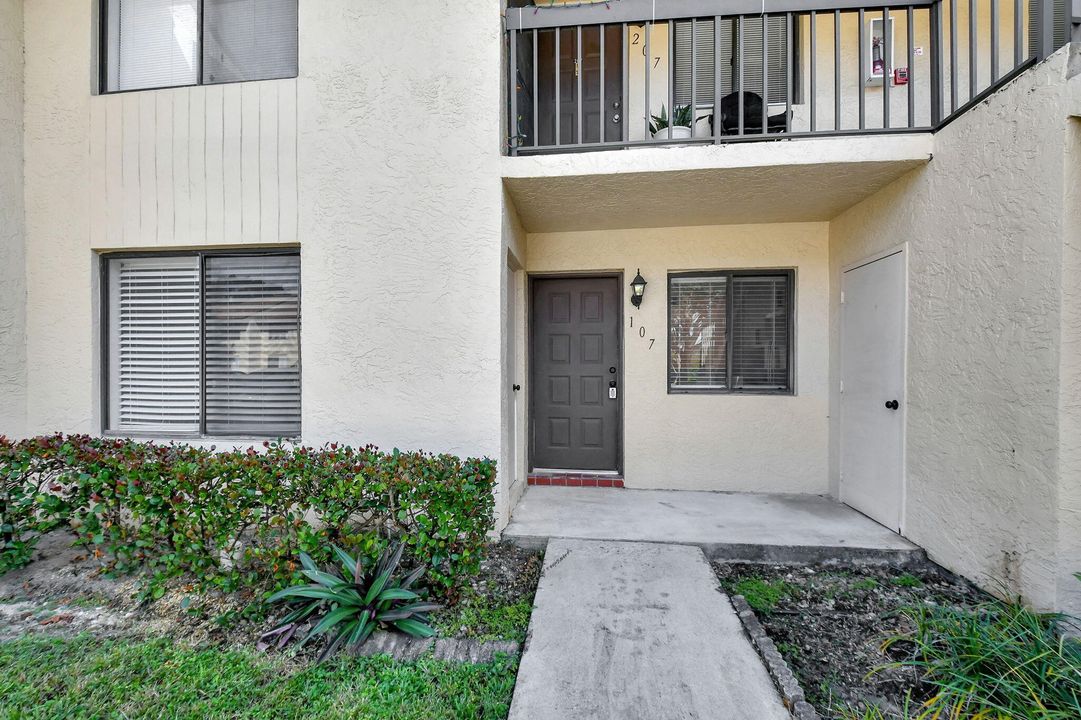 Active With Contract: $2,250 (2 beds, 2 baths, 950 Square Feet)