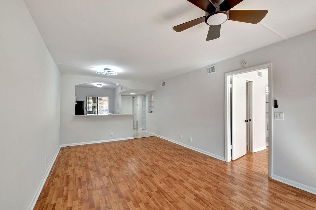 Active With Contract: $2,250 (2 beds, 2 baths, 950 Square Feet)