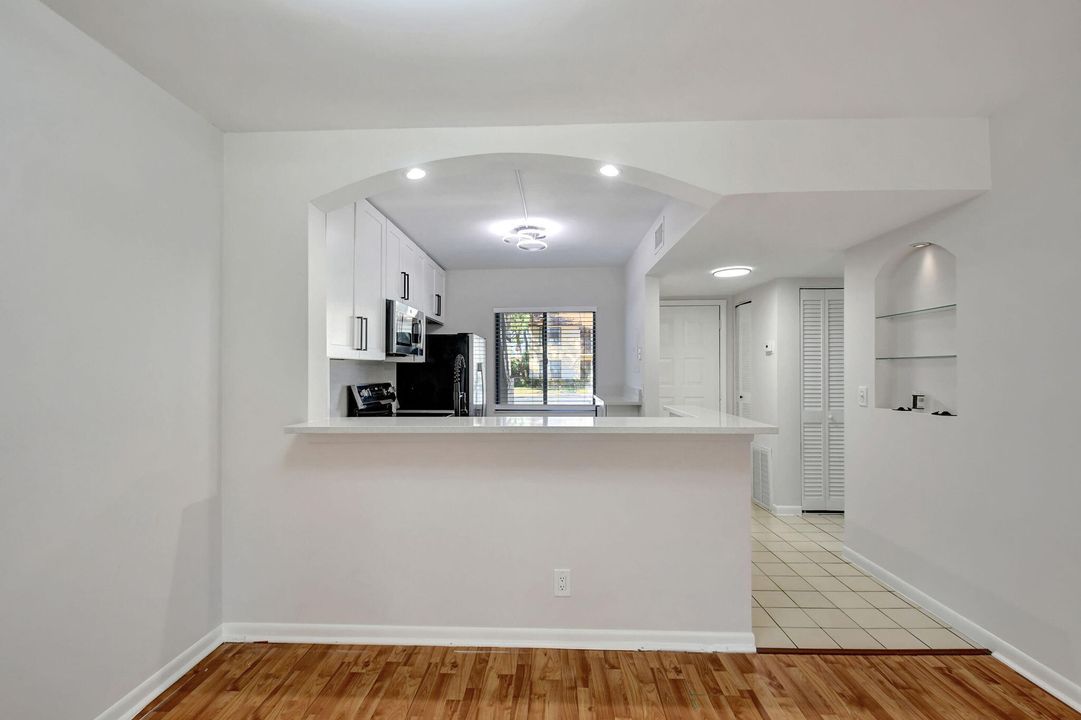 Active With Contract: $2,250 (2 beds, 2 baths, 950 Square Feet)