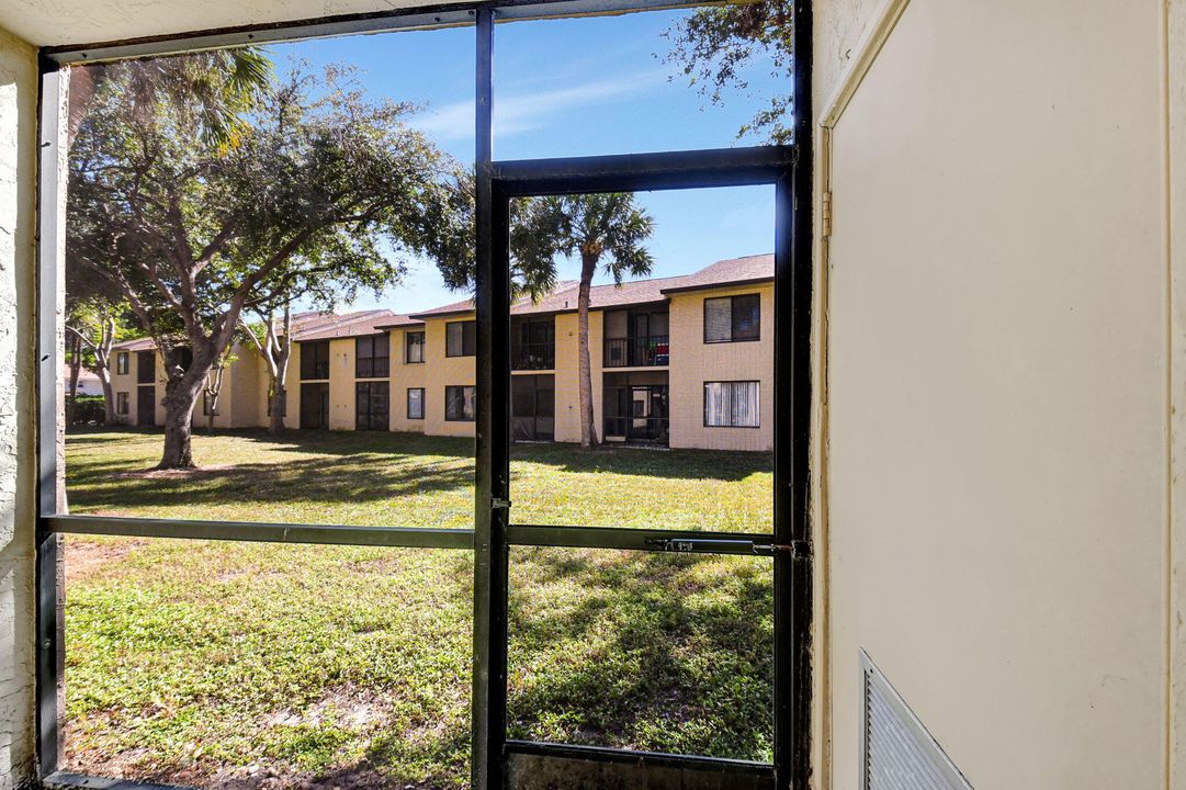 Active With Contract: $2,250 (2 beds, 2 baths, 950 Square Feet)