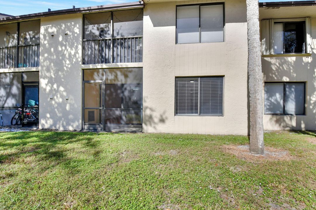 Active With Contract: $2,250 (2 beds, 2 baths, 950 Square Feet)