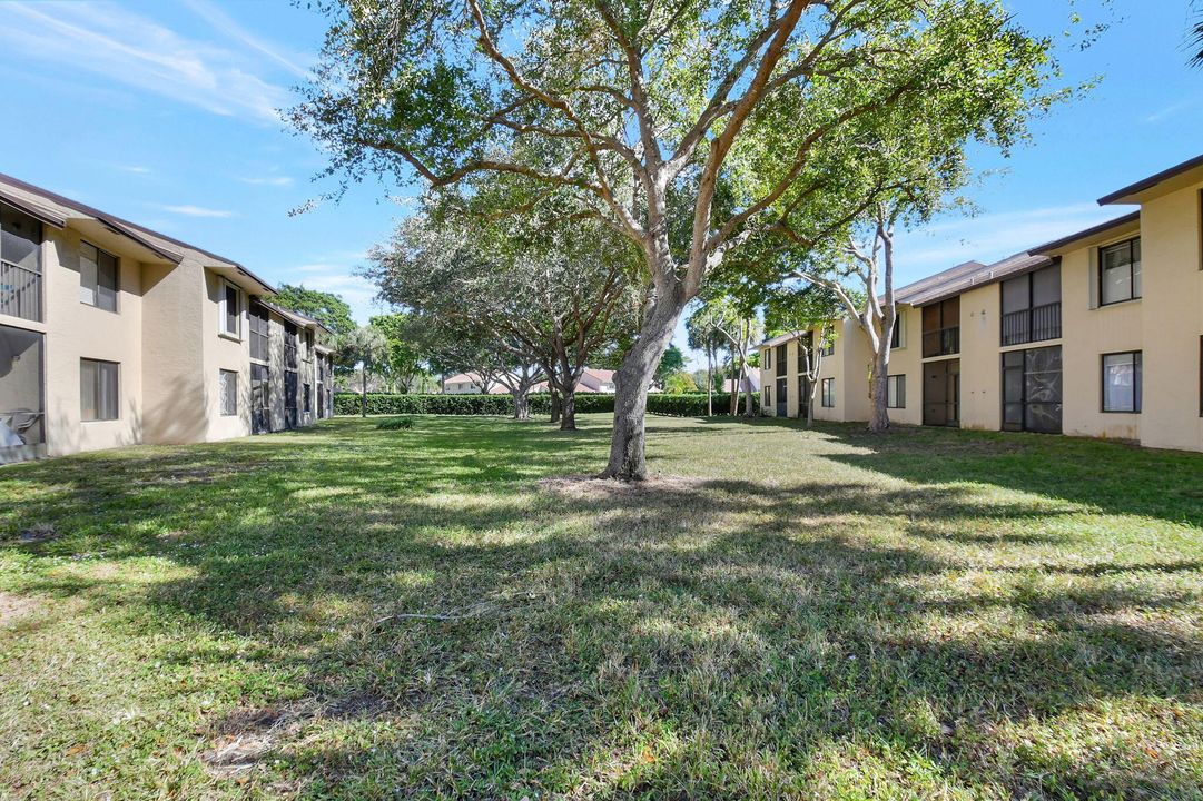 Active With Contract: $2,250 (2 beds, 2 baths, 950 Square Feet)