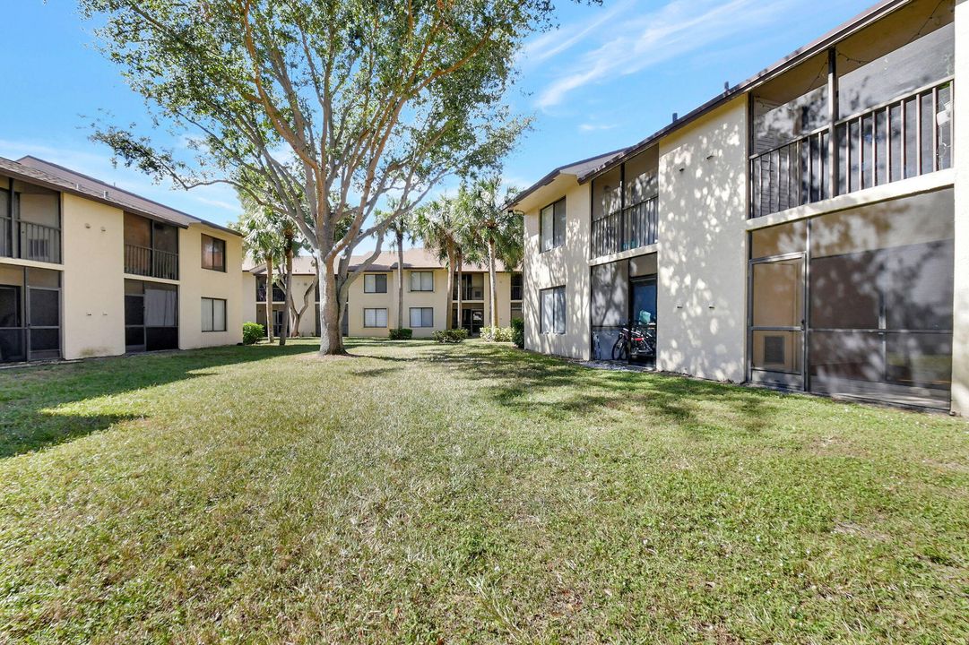 Active With Contract: $2,250 (2 beds, 2 baths, 950 Square Feet)