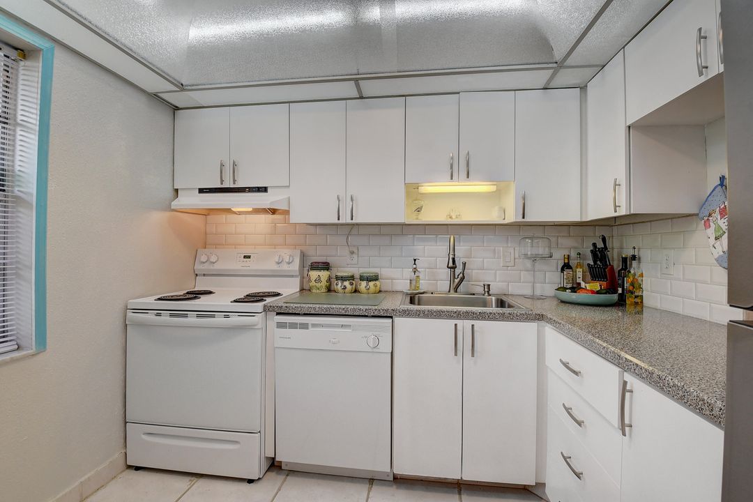 For Sale: $145,000 (2 beds, 2 baths, 925 Square Feet)