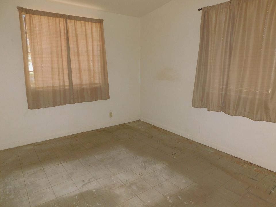 For Sale: $224,900 (2 beds, 1 baths, 875 Square Feet)