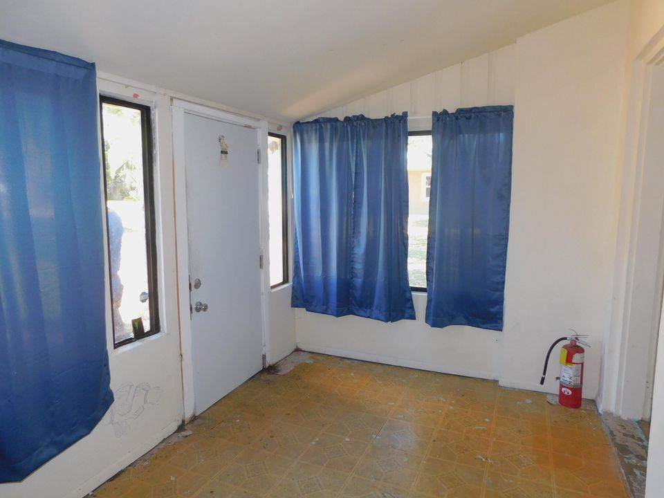 For Sale: $224,900 (2 beds, 1 baths, 875 Square Feet)