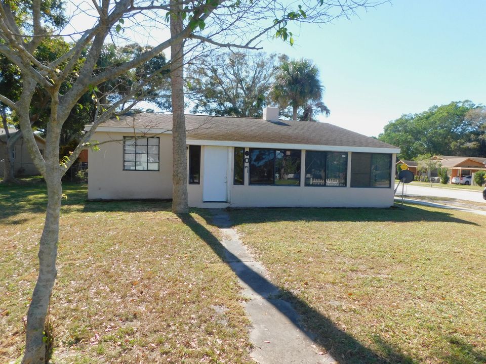 For Sale: $224,900 (2 beds, 1 baths, 875 Square Feet)