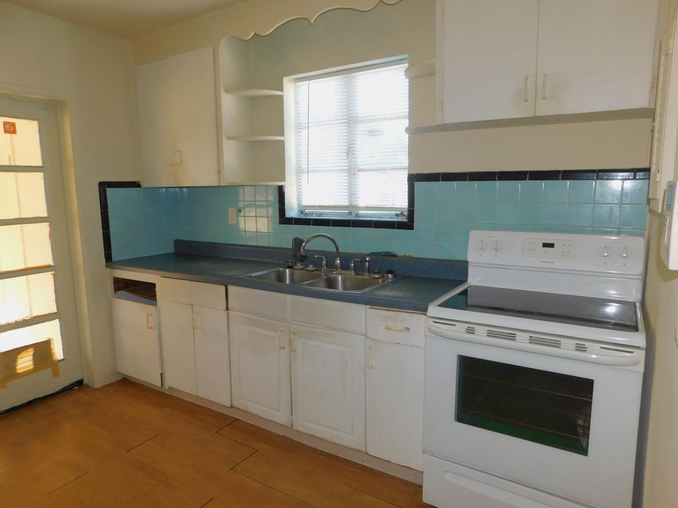 For Sale: $224,900 (2 beds, 1 baths, 875 Square Feet)