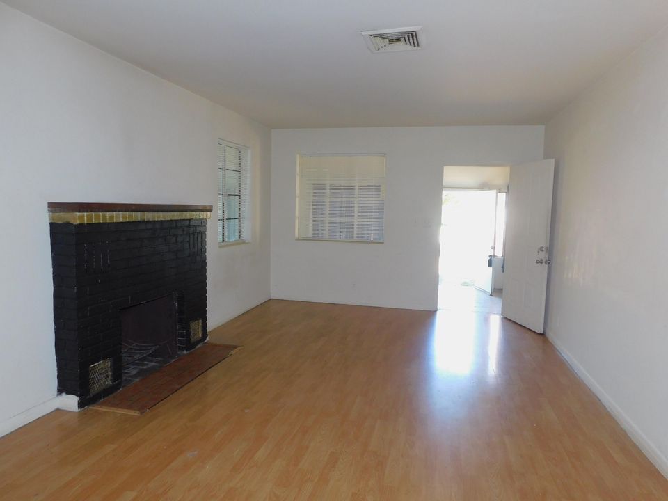 For Sale: $224,900 (2 beds, 1 baths, 875 Square Feet)