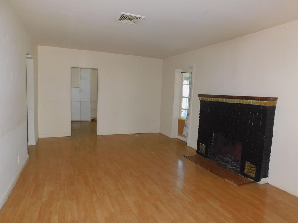 For Sale: $224,900 (2 beds, 1 baths, 875 Square Feet)