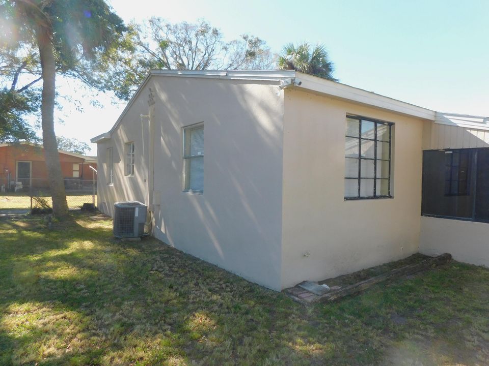 For Sale: $224,900 (2 beds, 1 baths, 875 Square Feet)