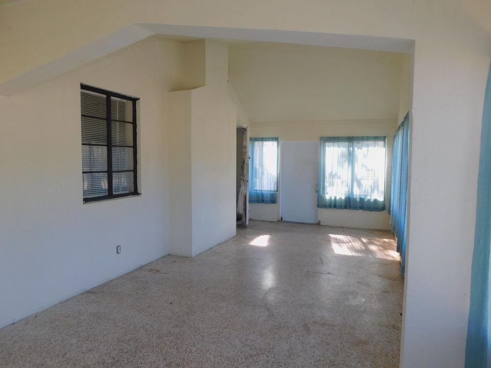 For Sale: $224,900 (2 beds, 1 baths, 875 Square Feet)