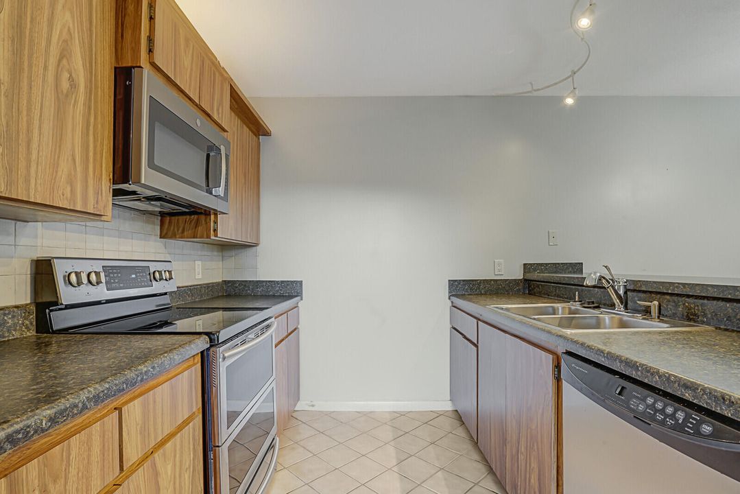 For Sale: $309,900 (2 beds, 2 baths, 1236 Square Feet)