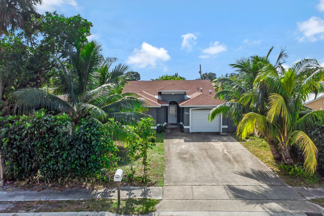 Active With Contract: $439,999 (3 beds, 2 baths, 1223 Square Feet)