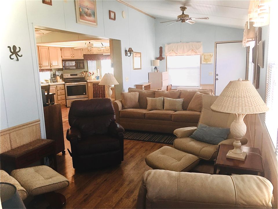 For Sale: $249,500 (1 beds, 1 baths, 402 Square Feet)