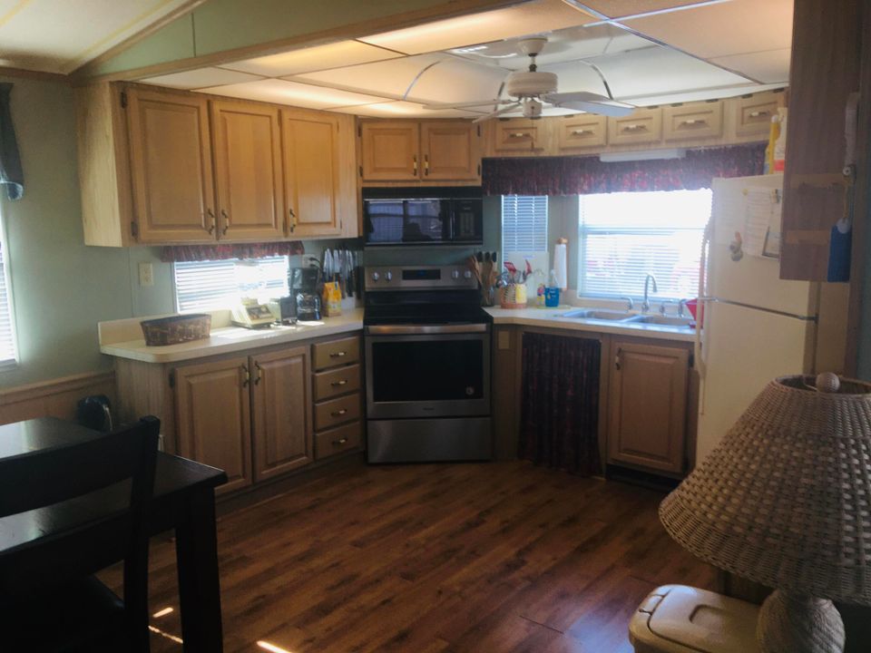 For Sale: $249,500 (1 beds, 1 baths, 402 Square Feet)