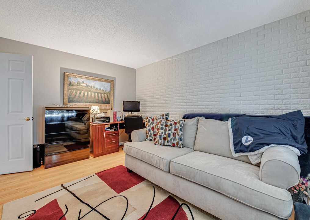 For Sale: $268,000 (2 beds, 2 baths, 1160 Square Feet)