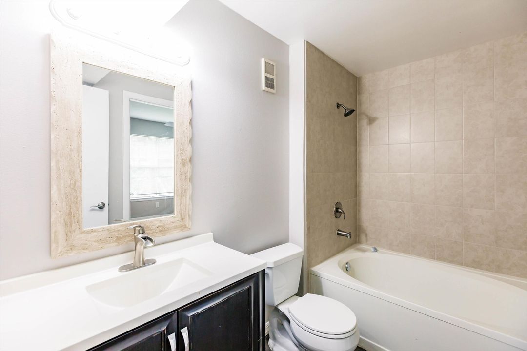 For Sale: $229,000 (2 beds, 2 baths, 904 Square Feet)