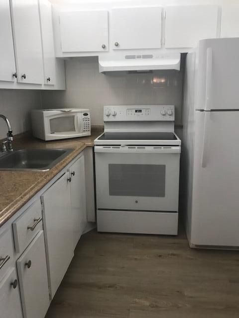 Active With Contract: $1,450 (1 beds, 1 baths, 720 Square Feet)