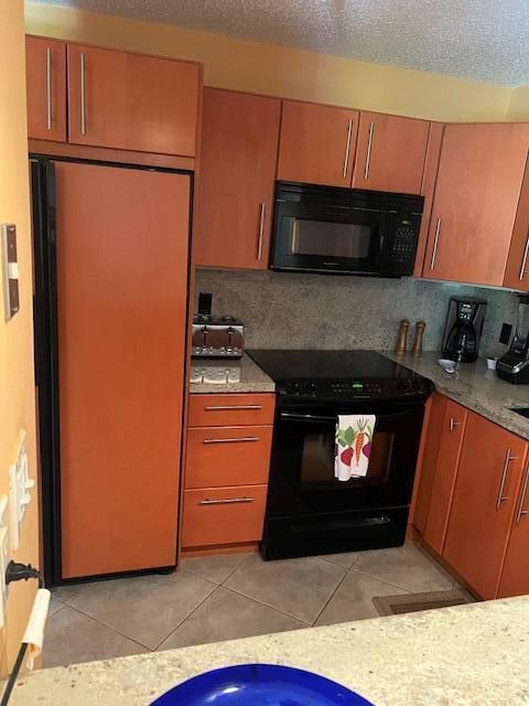 For Sale: $120,000 (1 beds, 1 baths, 703 Square Feet)