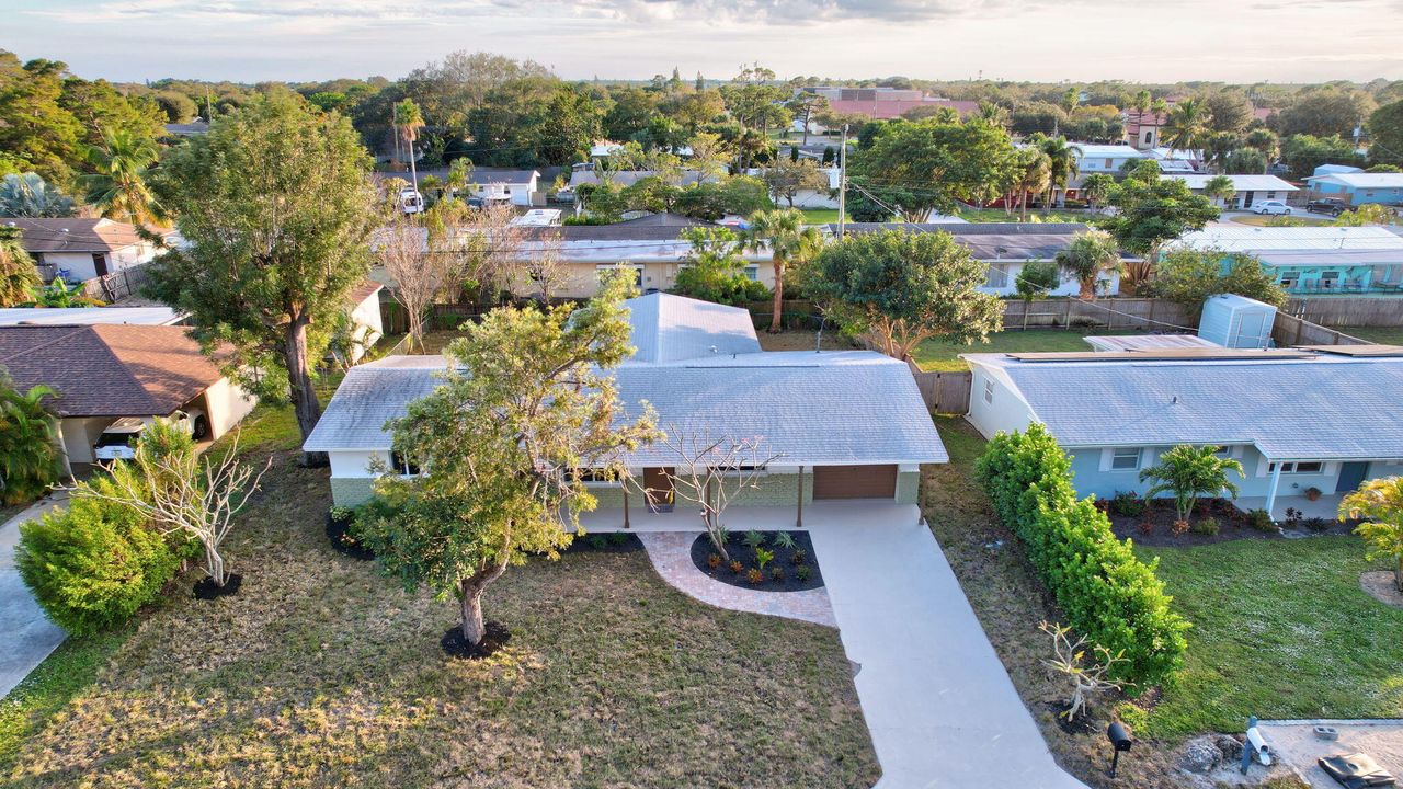 For Sale: $500,000 (4 beds, 2 baths, 1821 Square Feet)