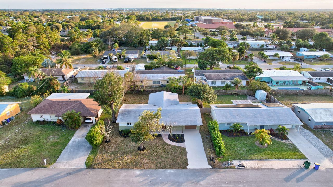 For Sale: $500,000 (4 beds, 2 baths, 1821 Square Feet)