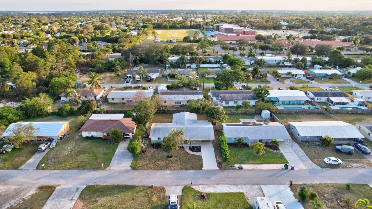 For Sale: $500,000 (4 beds, 2 baths, 1821 Square Feet)