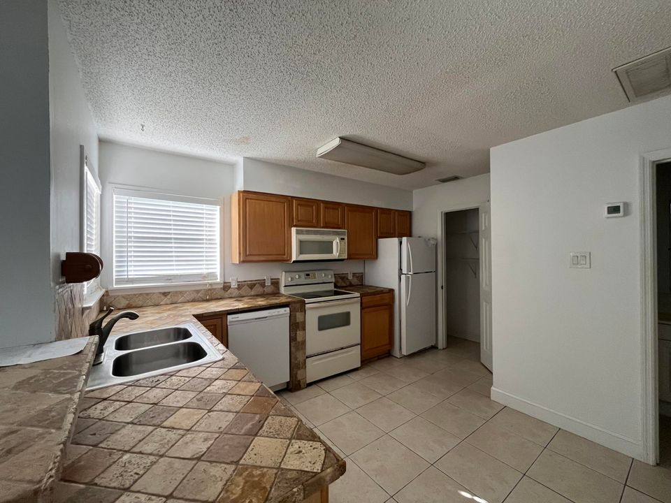 For Sale: $200,000 (3 beds, 2 baths, 1600 Square Feet)