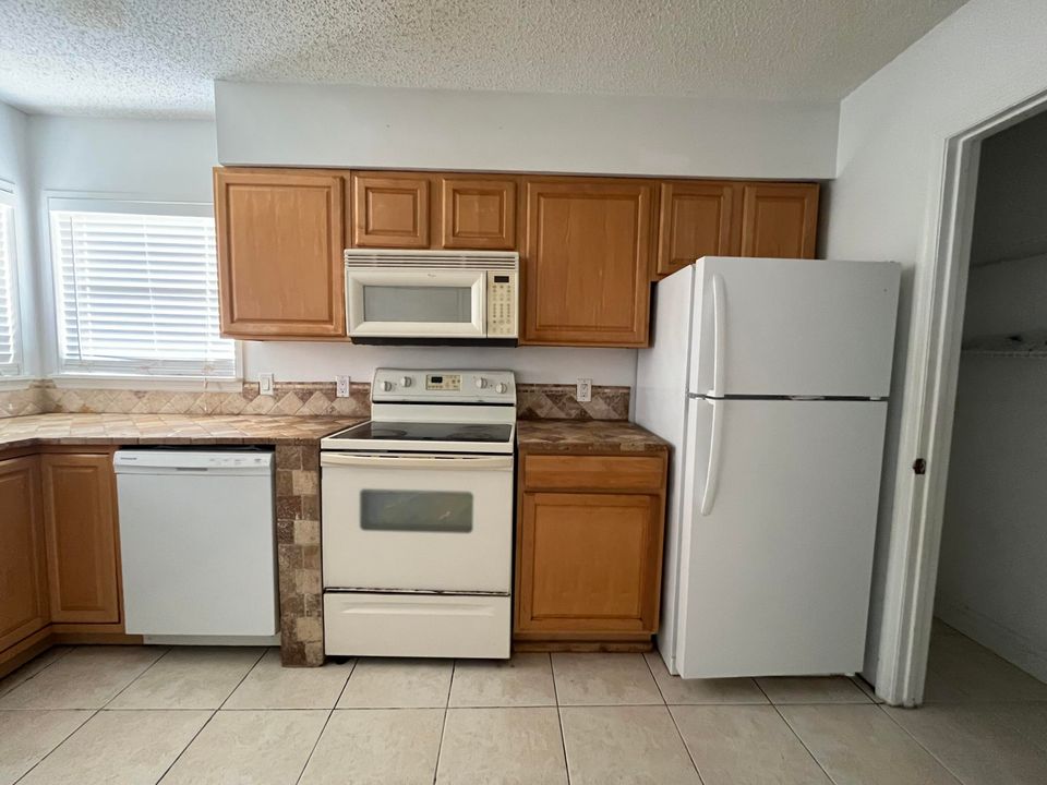 For Sale: $200,000 (3 beds, 2 baths, 1600 Square Feet)