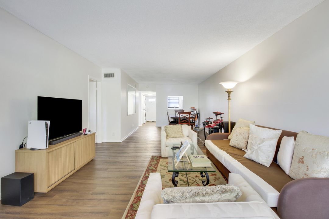 For Sale: $319,900 (2 beds, 2 baths, 1126 Square Feet)