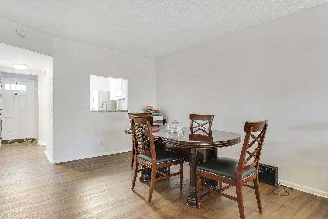 For Sale: $319,900 (2 beds, 2 baths, 1126 Square Feet)