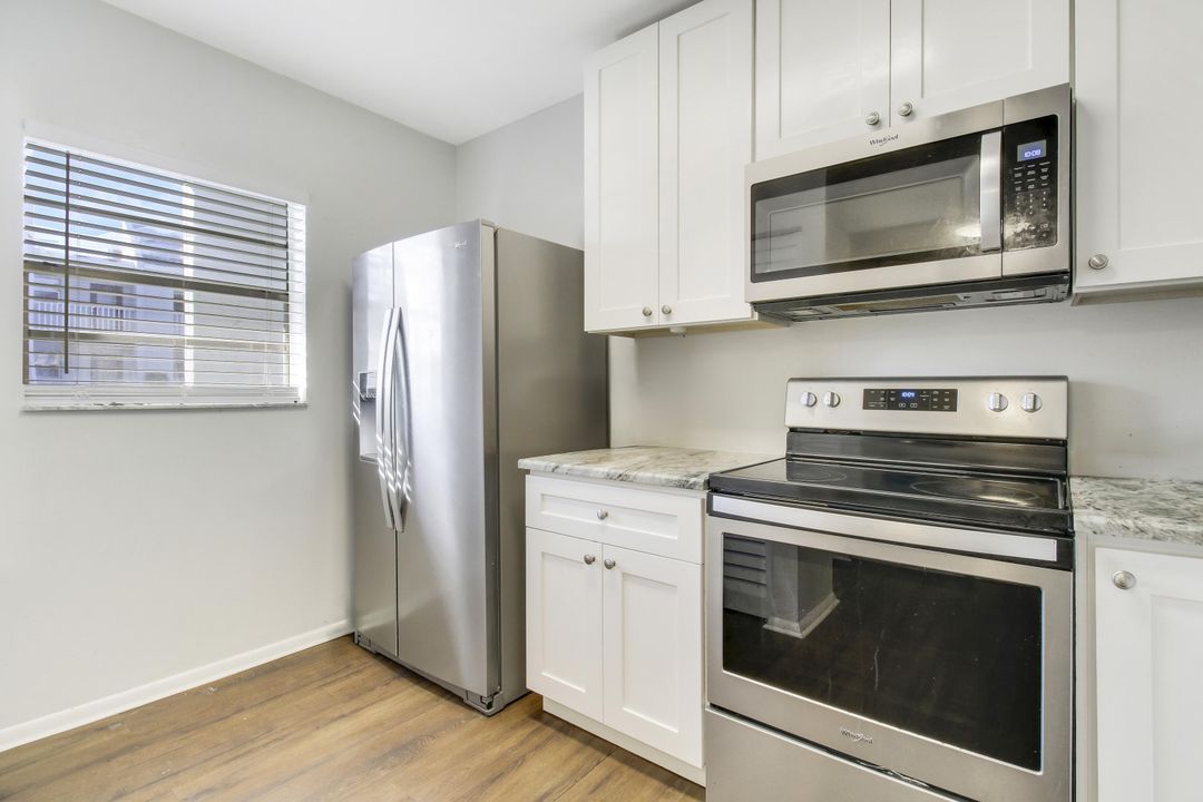 For Sale: $319,900 (2 beds, 2 baths, 1126 Square Feet)