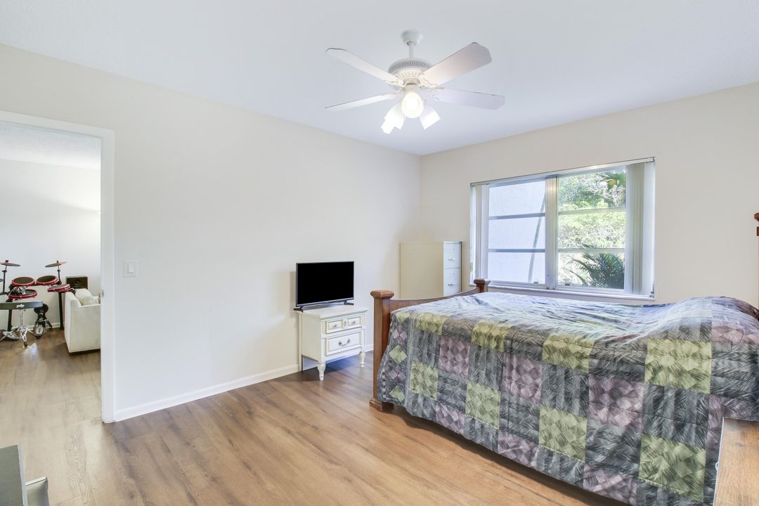 For Sale: $319,900 (2 beds, 2 baths, 1126 Square Feet)