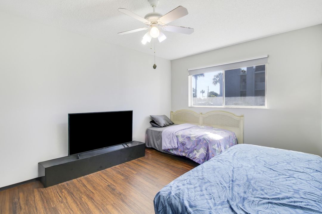 For Sale: $319,900 (2 beds, 2 baths, 1126 Square Feet)