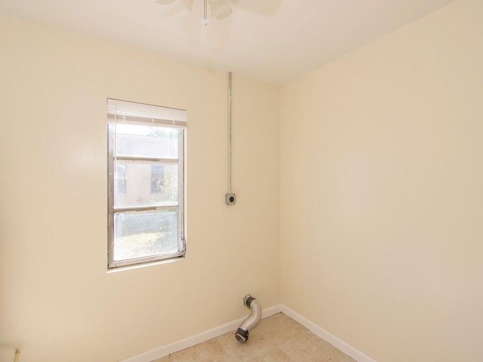 Active With Contract: $1,995 (2 beds, 2 baths, 894 Square Feet)