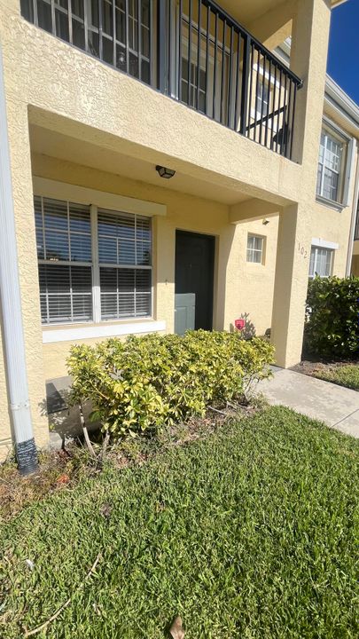 Active With Contract: $1,850 (2 beds, 2 baths, 1151 Square Feet)