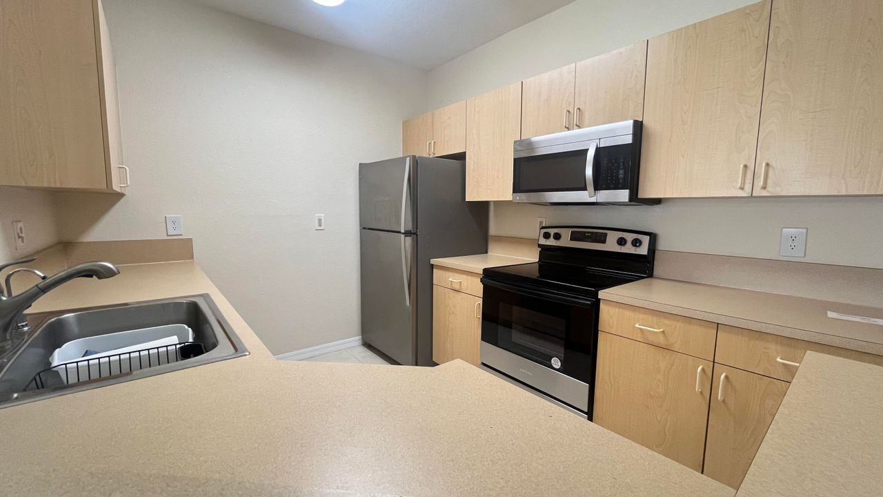 Active With Contract: $1,850 (2 beds, 2 baths, 1151 Square Feet)