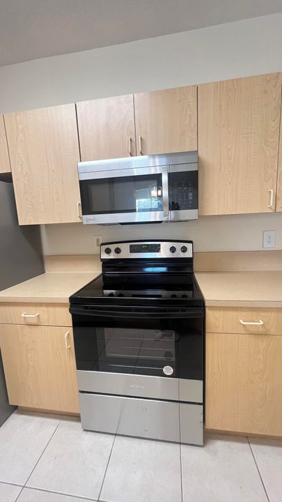 Active With Contract: $1,850 (2 beds, 2 baths, 1151 Square Feet)