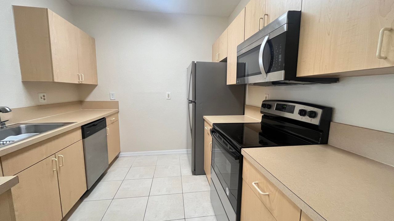 Active With Contract: $1,850 (2 beds, 2 baths, 1151 Square Feet)