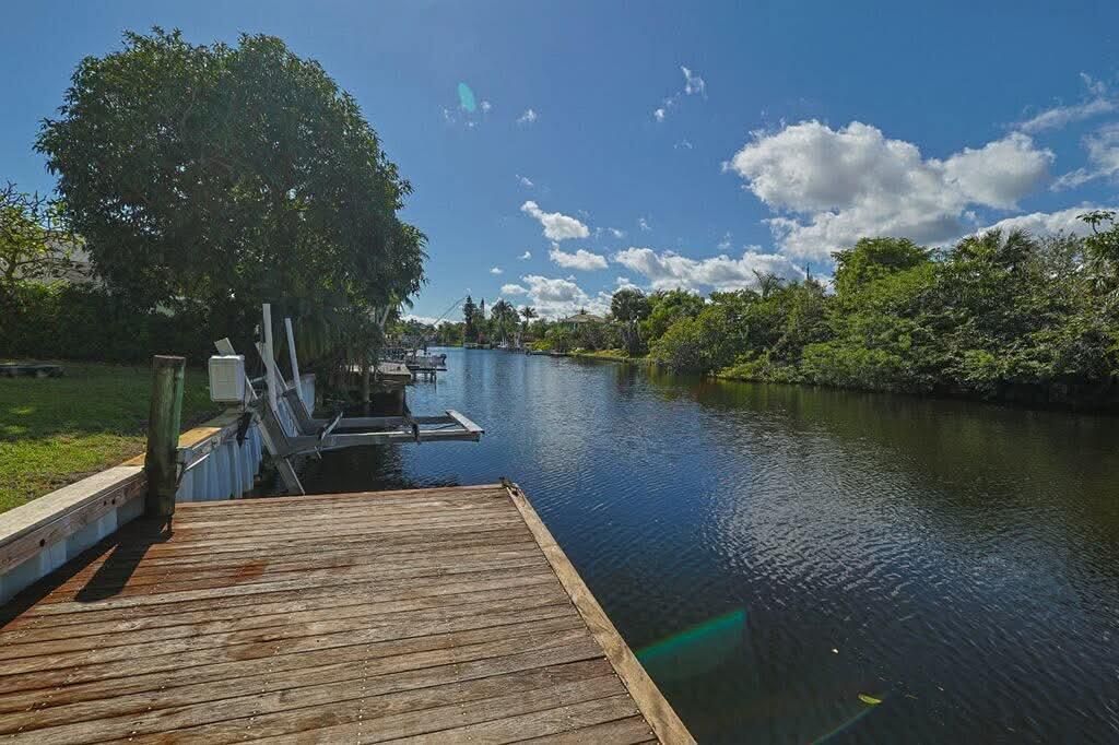 For Sale: $949,000 (3 beds, 2 baths, 1986 Square Feet)