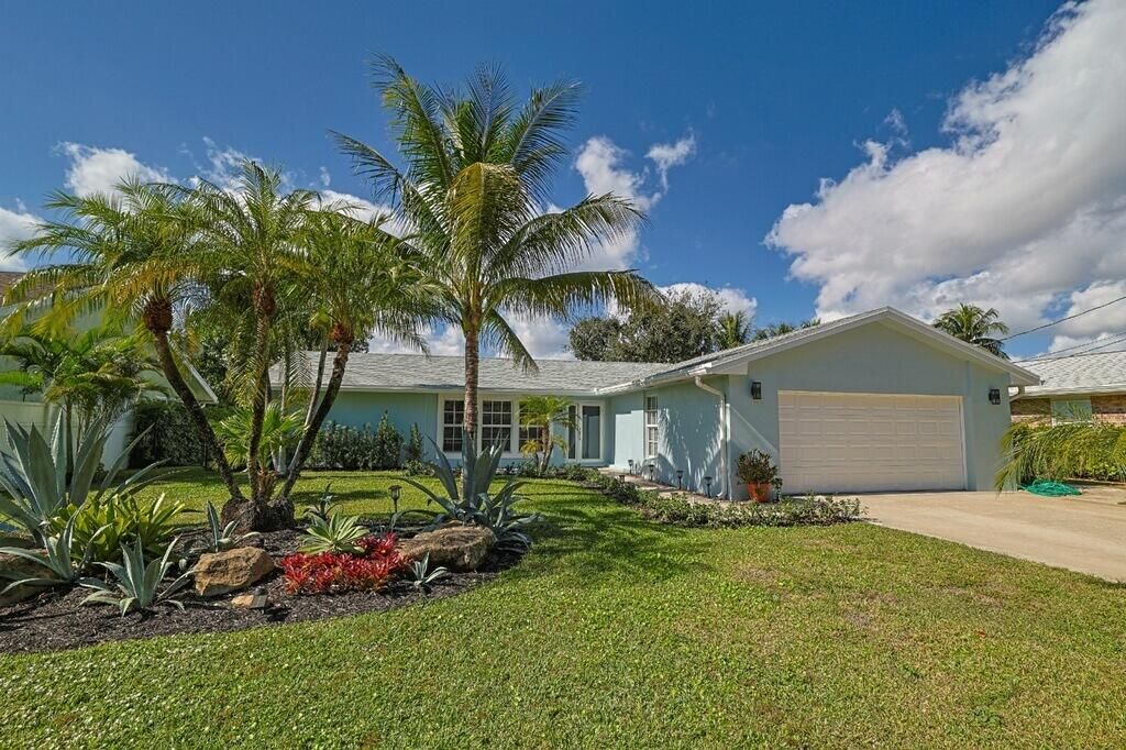 For Sale: $949,000 (3 beds, 2 baths, 1986 Square Feet)