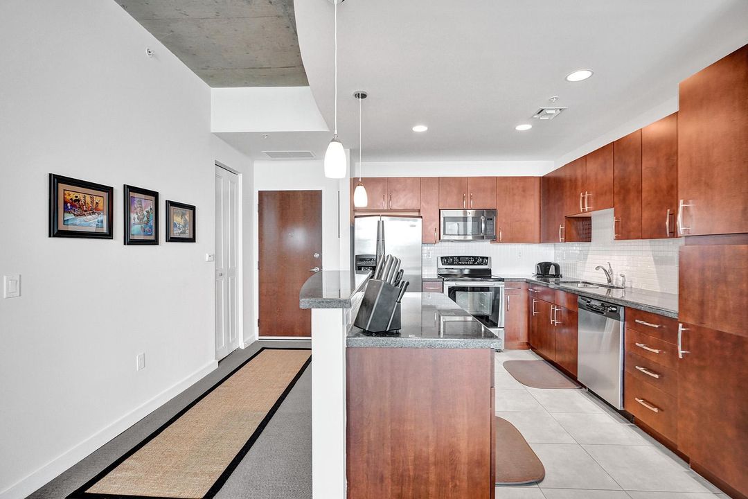 For Sale: $359,000 (1 beds, 1 baths, 846 Square Feet)