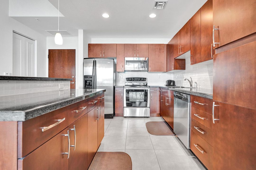 For Sale: $359,000 (1 beds, 1 baths, 846 Square Feet)