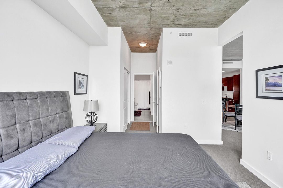 For Sale: $359,000 (1 beds, 1 baths, 846 Square Feet)