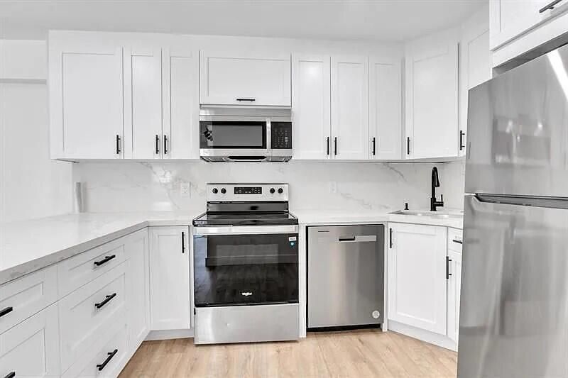 For Sale: $299,995 (2 beds, 1 baths, 815 Square Feet)