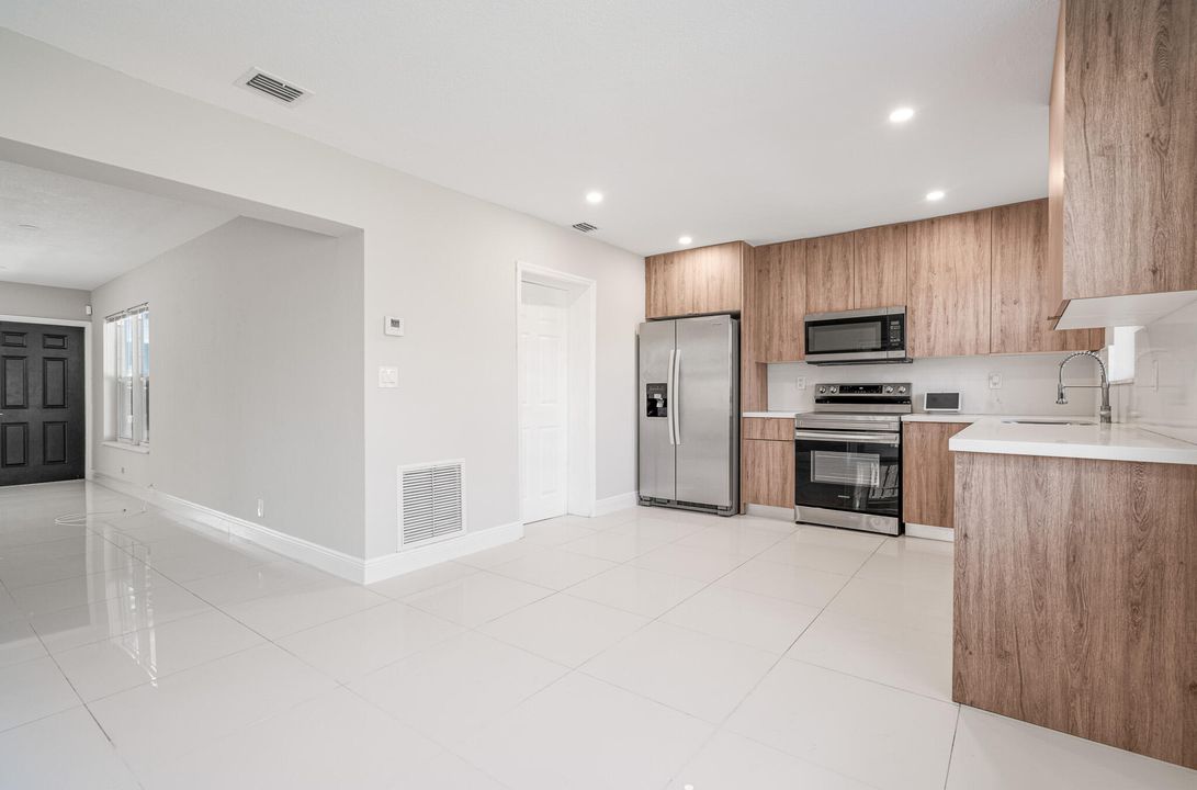 For Sale: $475,000 (2 beds, 2 baths, 1128 Square Feet)