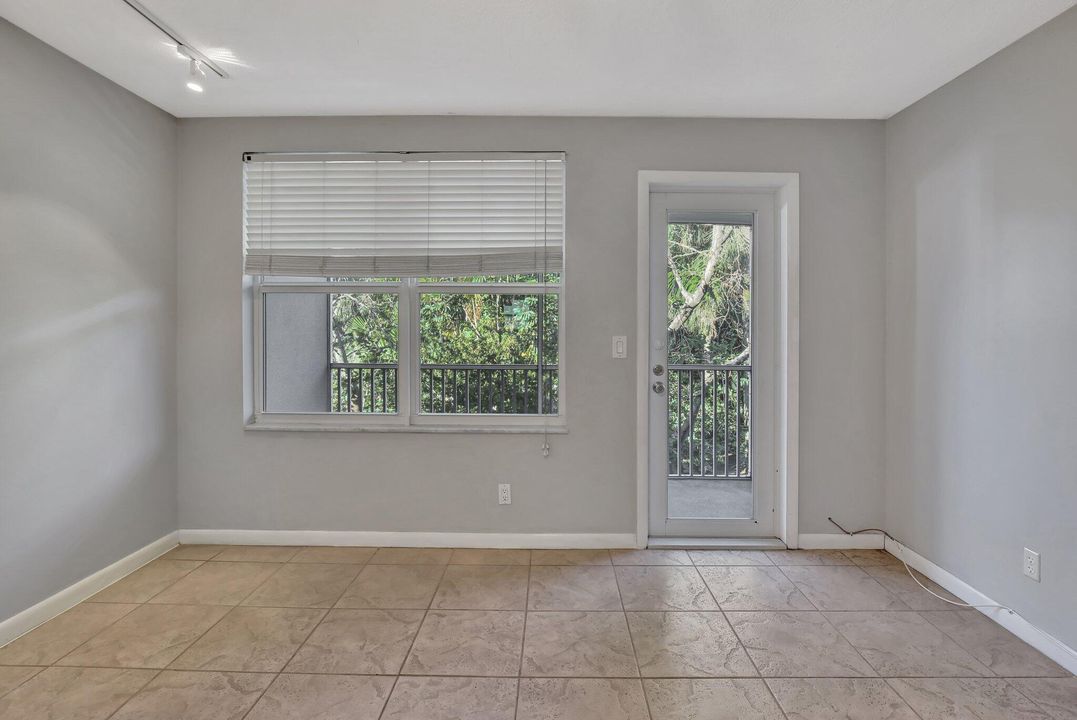 For Sale: $220,000 (2 beds, 2 baths, 960 Square Feet)